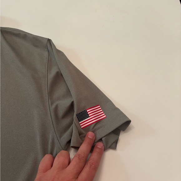 Under Armour HeatGear Polo Shirt XL Gray Loose Fit Patriotic Flag Sleeve - Picture 4 of 5
